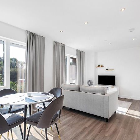 Modern 1 Bedroom Apartment With Parking In Colindale, London Edgware Exterior foto
